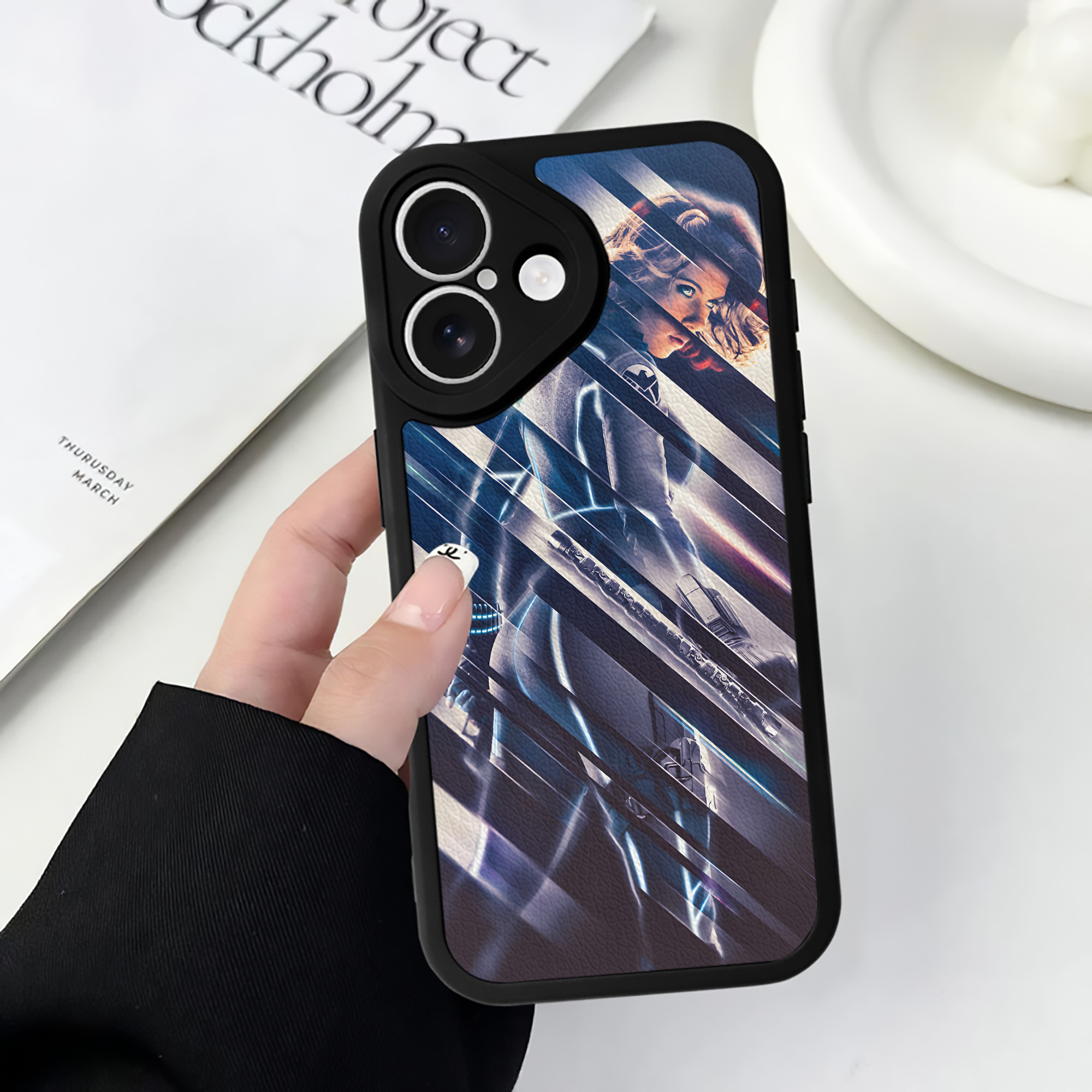 （画像用） アベンジャーズ The Avengers 【iPhone 16シリーズ対応】シリコンスマホケース（レザー調） 材質：シリコン